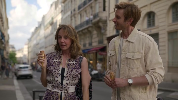 Emily_in_Paris_S02E08_WEBRip_x264-ION10_1267.jpg