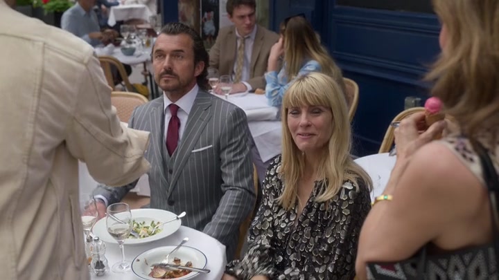 Emily_in_Paris_S02E08_WEBRip_x264-ION10_1274.jpg