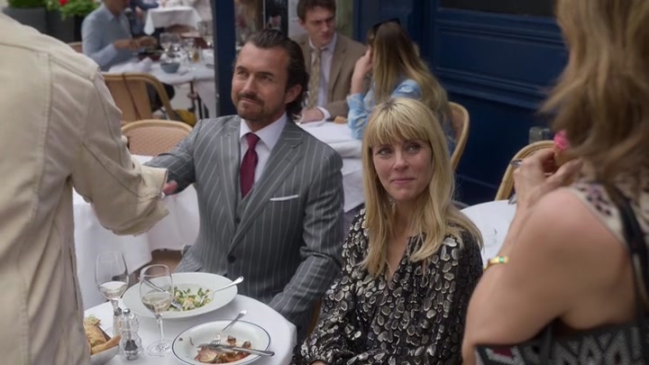 Emily_in_Paris_S02E08_WEBRip_x264-ION10_1275.jpg