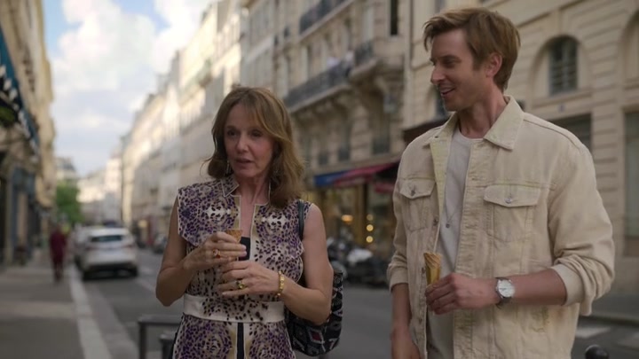 Emily_in_Paris_S02E08_WEBRip_x264-ION10_1279.jpg
