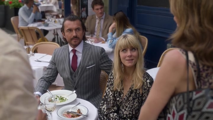 Emily_in_Paris_S02E08_WEBRip_x264-ION10_1284.jpg