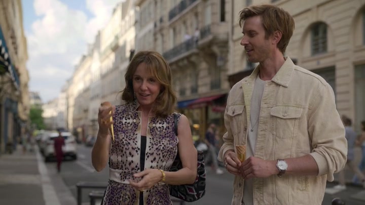Emily_in_Paris_S02E08_WEBRip_x264-ION10_1285.jpg