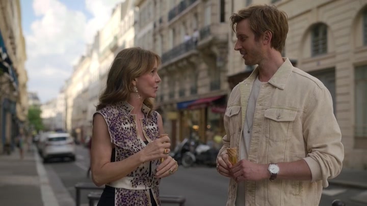 Emily_in_Paris_S02E08_WEBRip_x264-ION10_1290.jpg