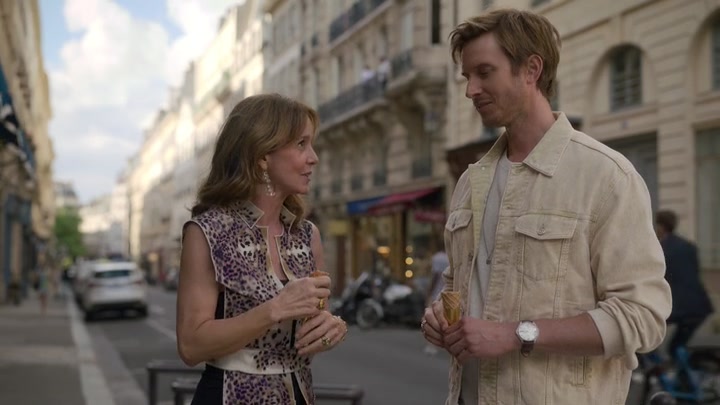 Emily_in_Paris_S02E08_WEBRip_x264-ION10_1291.jpg