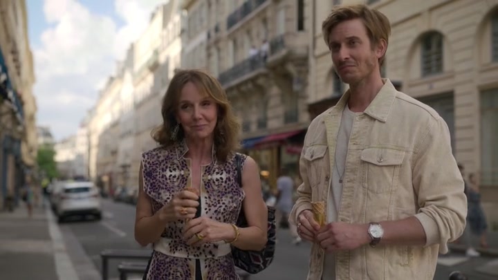 Emily_in_Paris_S02E08_WEBRip_x264-ION10_1292.jpg