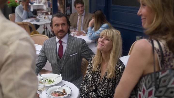 Emily_in_Paris_S02E08_WEBRip_x264-ION10_1296.jpg