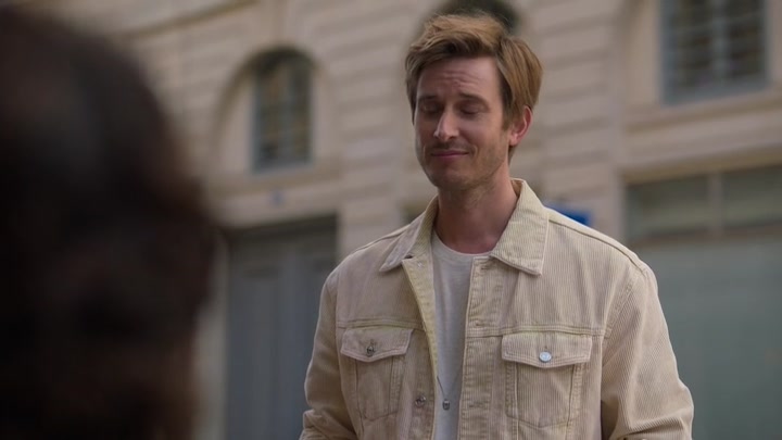 Emily_in_Paris_S02E08_WEBRip_x264-ION10_1312.jpg