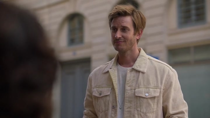 Emily_in_Paris_S02E08_WEBRip_x264-ION10_1313.jpg