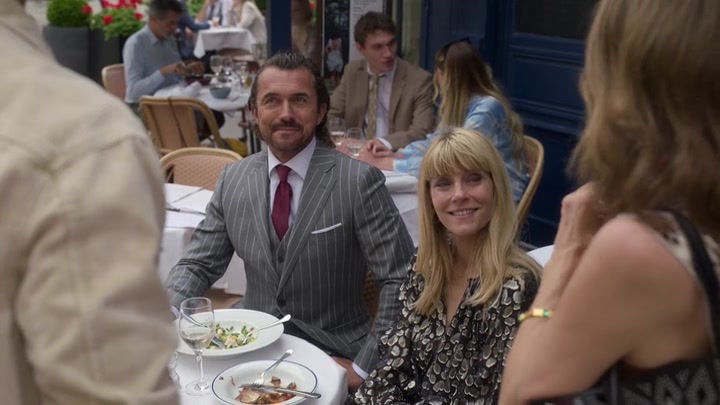 Emily_in_Paris_S02E08_WEBRip_x264-ION10_1315.jpg