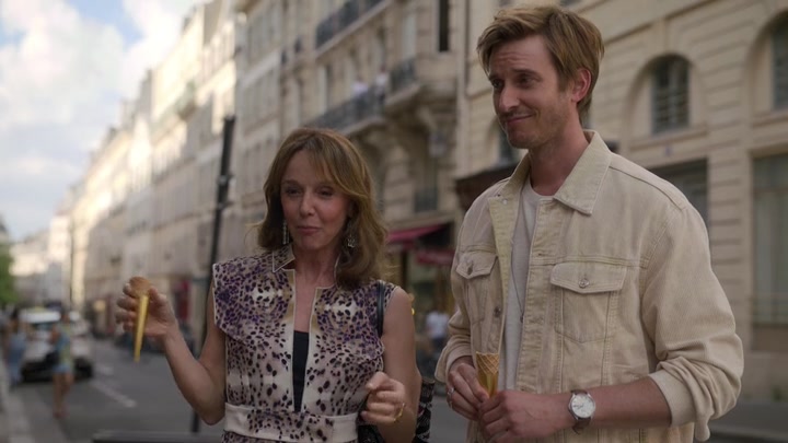 Emily_in_Paris_S02E08_WEBRip_x264-ION10_1317.jpg