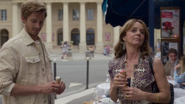 Emily_in_Paris_S02E08_WEBRip_x264-ION10_1325.jpg