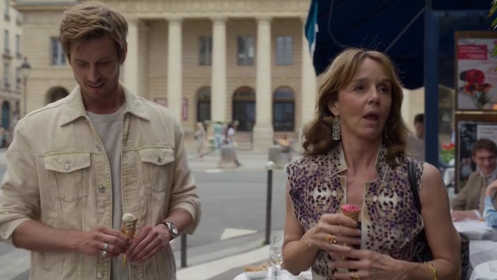 Emily_in_Paris_S02E08_WEBRip_x264-ION10_1326.jpg