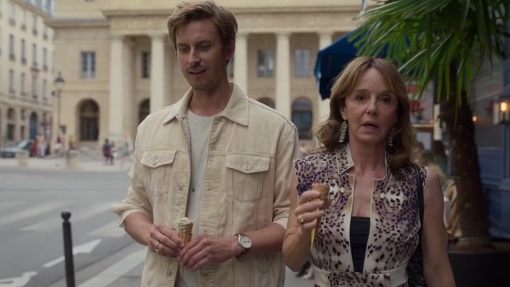 Emily_in_Paris_S02E08_WEBRip_x264-ION10_1334.jpg