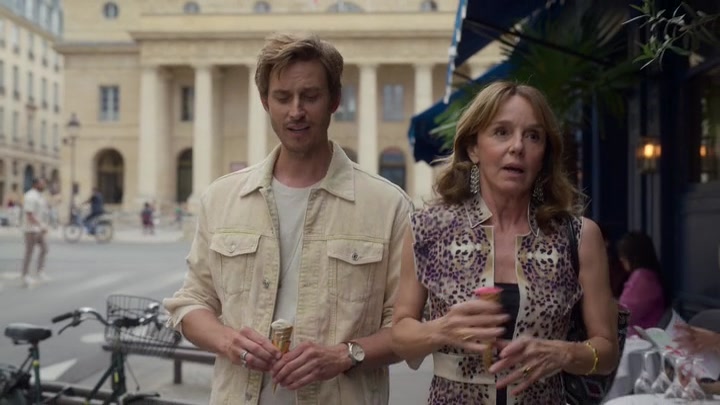 Emily_in_Paris_S02E08_WEBRip_x264-ION10_1342.jpg