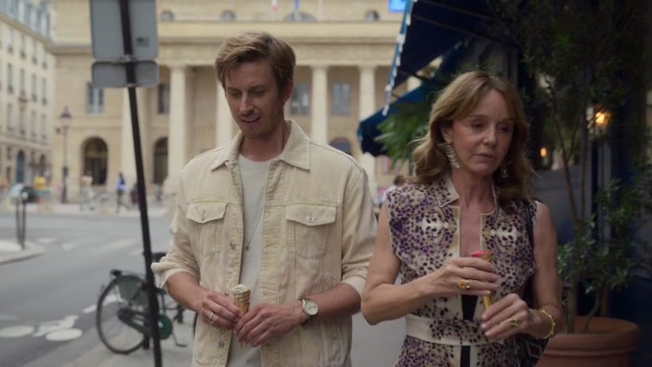 Emily_in_Paris_S02E08_WEBRip_x264-ION10_1349.jpg