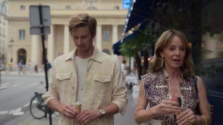 Emily_in_Paris_S02E08_WEBRip_x264-ION10_1351.jpg