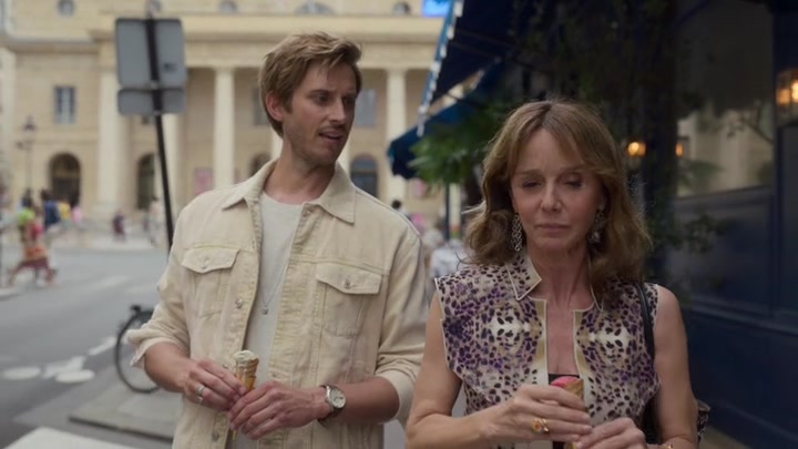 Emily_in_Paris_S02E08_WEBRip_x264-ION10_1354.jpg