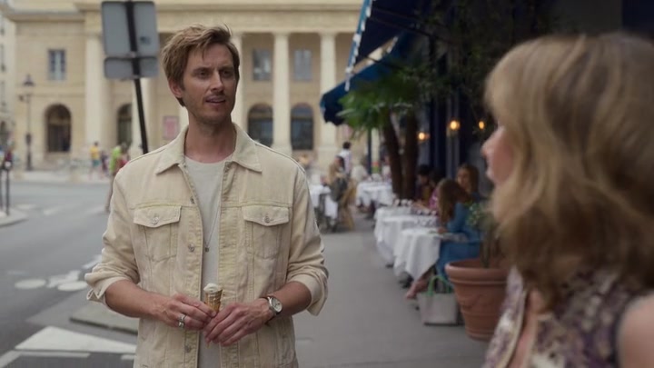 Emily_in_Paris_S02E08_WEBRip_x264-ION10_1357.jpg