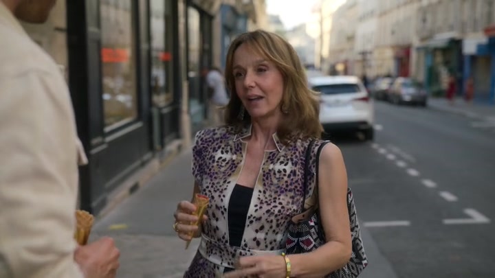 Emily_in_Paris_S02E08_WEBRip_x264-ION10_1359.jpg