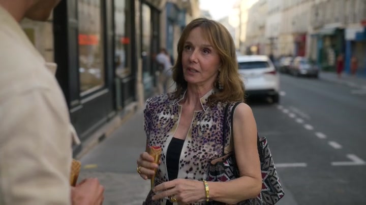 Emily_in_Paris_S02E08_WEBRip_x264-ION10_1361.jpg