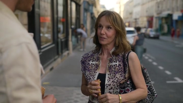 Emily_in_Paris_S02E08_WEBRip_x264-ION10_1364.jpg
