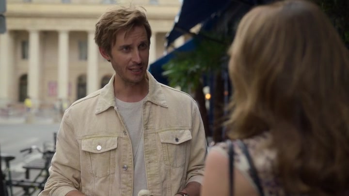 Emily_in_Paris_S02E08_WEBRip_x264-ION10_1368.jpg