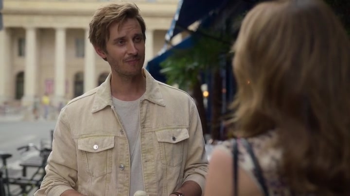 Emily_in_Paris_S02E08_WEBRip_x264-ION10_1370.jpg