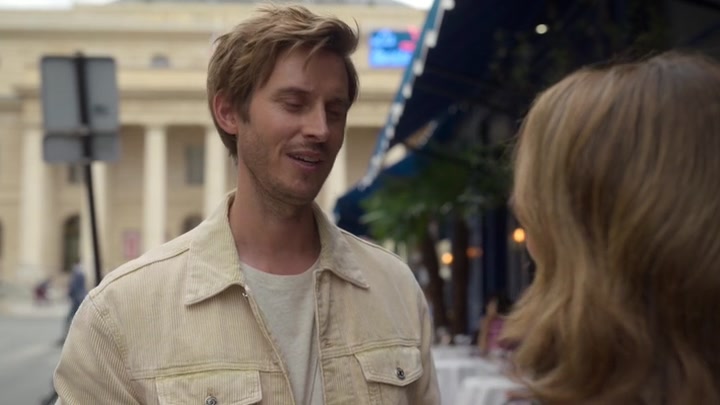 Emily_in_Paris_S02E08_WEBRip_x264-ION10_1377.jpg