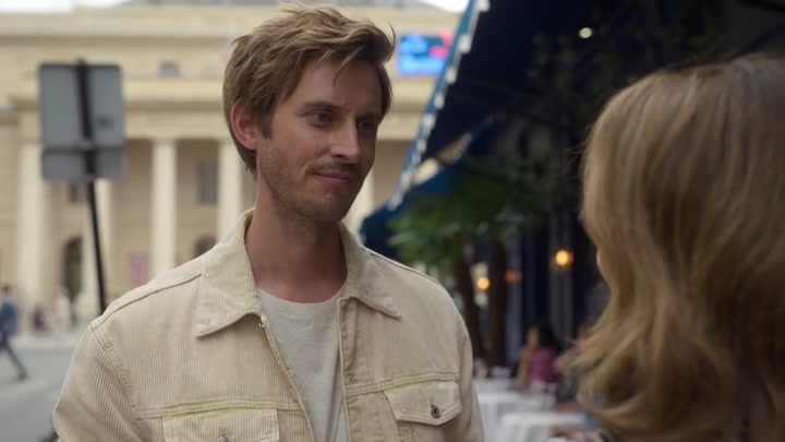 Emily_in_Paris_S02E08_WEBRip_x264-ION10_1379.jpg
