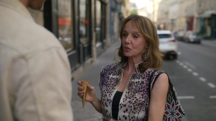 Emily_in_Paris_S02E08_WEBRip_x264-ION10_1383.jpg