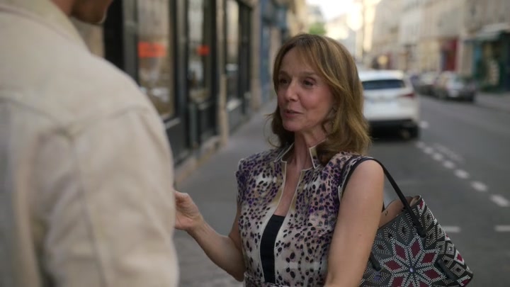 Emily_in_Paris_S02E08_WEBRip_x264-ION10_1385.jpg
