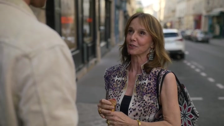 Emily_in_Paris_S02E08_WEBRip_x264-ION10_1387.jpg