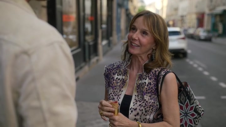 Emily_in_Paris_S02E08_WEBRip_x264-ION10_1389.jpg