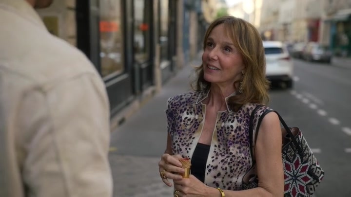 Emily_in_Paris_S02E08_WEBRip_x264-ION10_1391.jpg