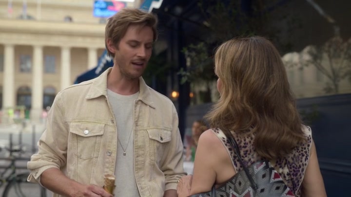 Emily_in_Paris_S02E08_WEBRip_x264-ION10_1395.jpg