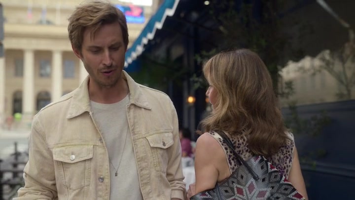 Emily_in_Paris_S02E08_WEBRip_x264-ION10_1398.jpg