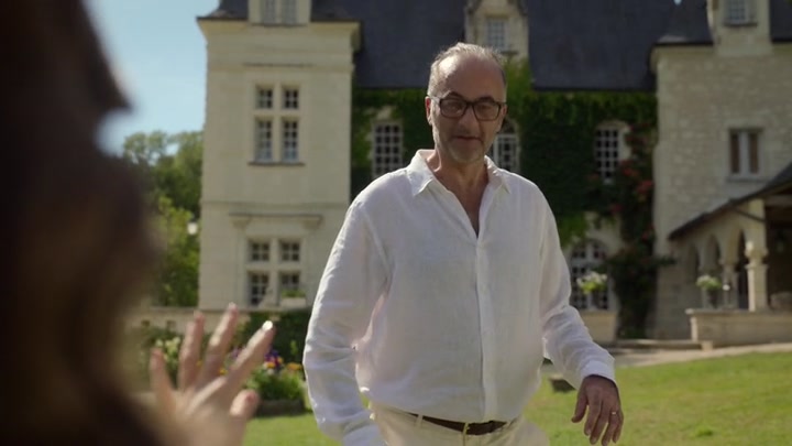 Emily_in_Paris_S02E08_WEBRip_x264-ION10_1417.jpg
