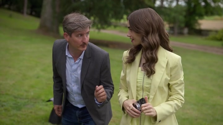 Emily_in_Paris_S02E08_WEBRip_x264-ION10_1421.jpg