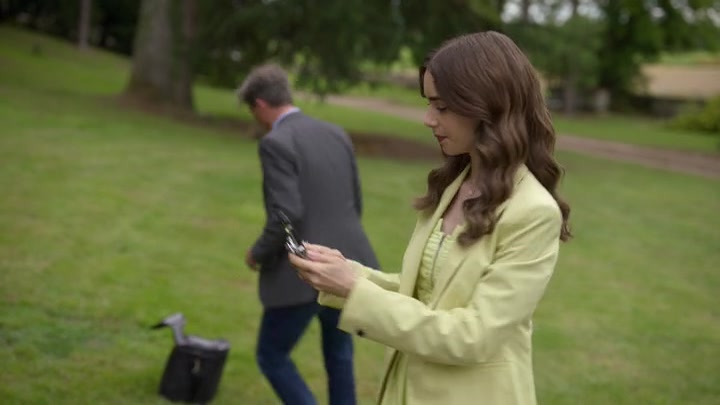 Emily_in_Paris_S02E08_WEBRip_x264-ION10_1424.jpg