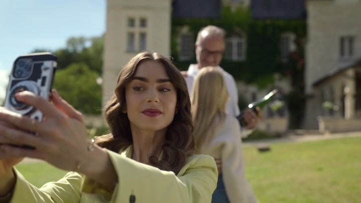 Emily_in_Paris_S02E08_WEBRip_x264-ION10_1425.jpg
