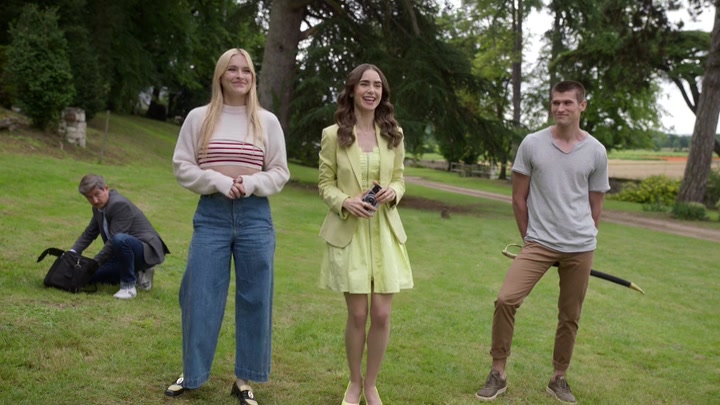 Emily_in_Paris_S02E08_WEBRip_x264-ION10_1444.jpg