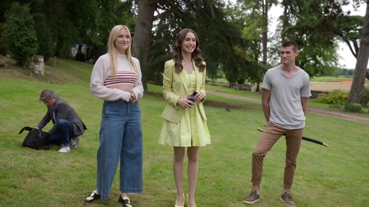 Emily_in_Paris_S02E08_WEBRip_x264-ION10_1445.jpg