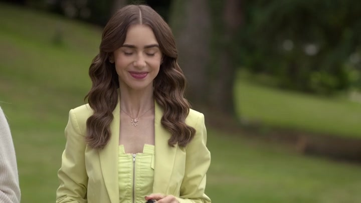Emily_in_Paris_S02E08_WEBRip_x264-ION10_1446.jpg