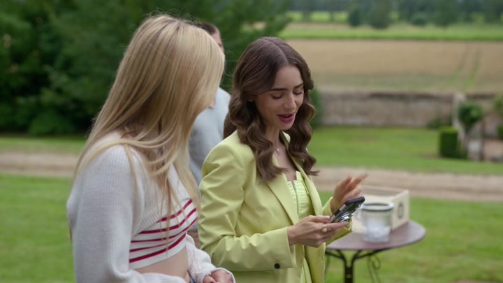 Emily_in_Paris_S02E08_WEBRip_x264-ION10_1453.jpg