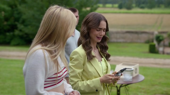 Emily_in_Paris_S02E08_WEBRip_x264-ION10_1456.jpg