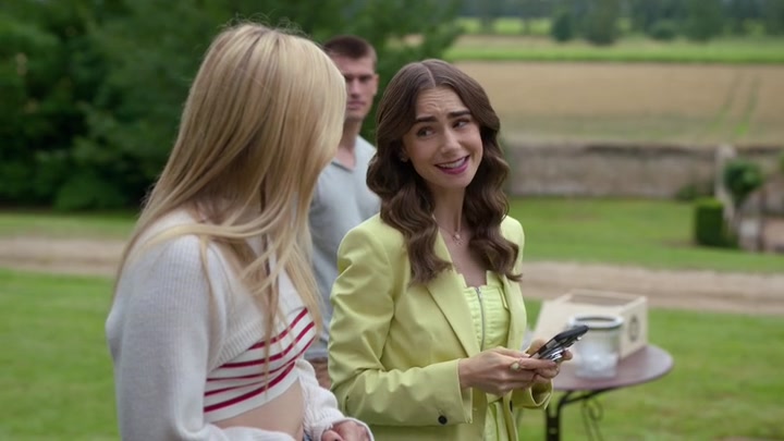 Emily_in_Paris_S02E08_WEBRip_x264-ION10_1458.jpg