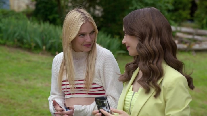 Emily_in_Paris_S02E08_WEBRip_x264-ION10_1462.jpg