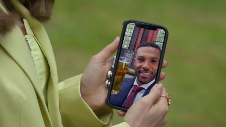 Emily_in_Paris_S02E08_WEBRip_x264-ION10_1467.jpg