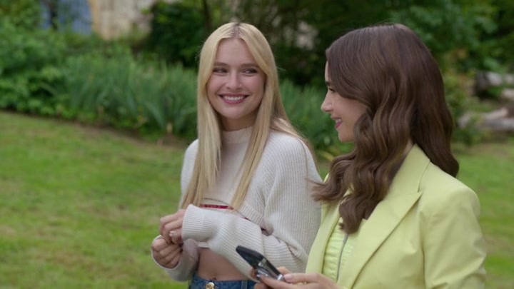 Emily_in_Paris_S02E08_WEBRip_x264-ION10_1477.jpg