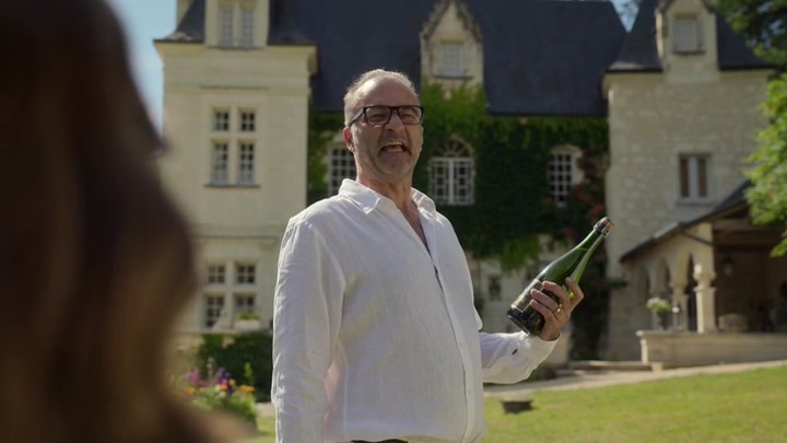 Emily_in_Paris_S02E08_WEBRip_x264-ION10_1485.jpg